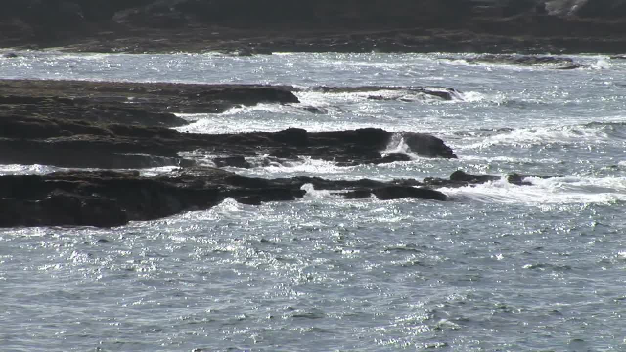 파도가 아일랜드 해안에 부 ⁇ 히고 2