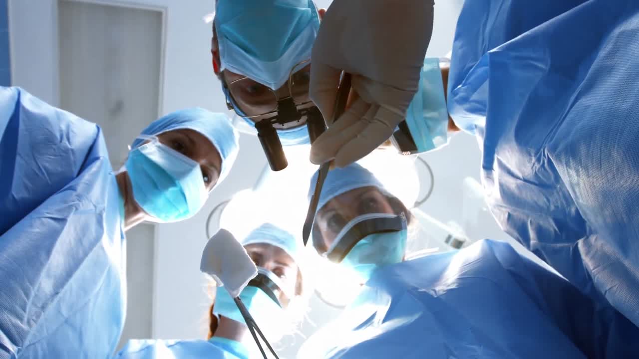Chirurghi che eseguono l'operazione nella sala operatoria
