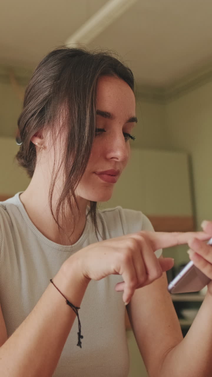 Una donna guarda il suo telefono