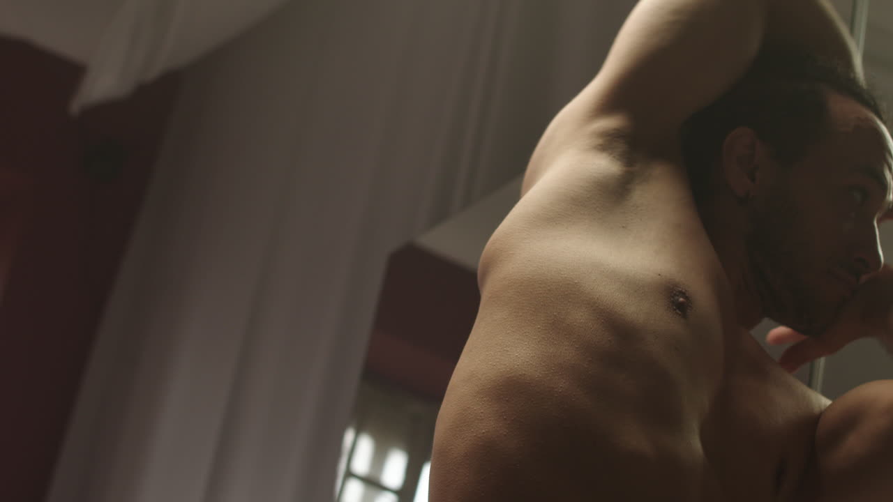 거울 앞 에 있는 젊은 남자