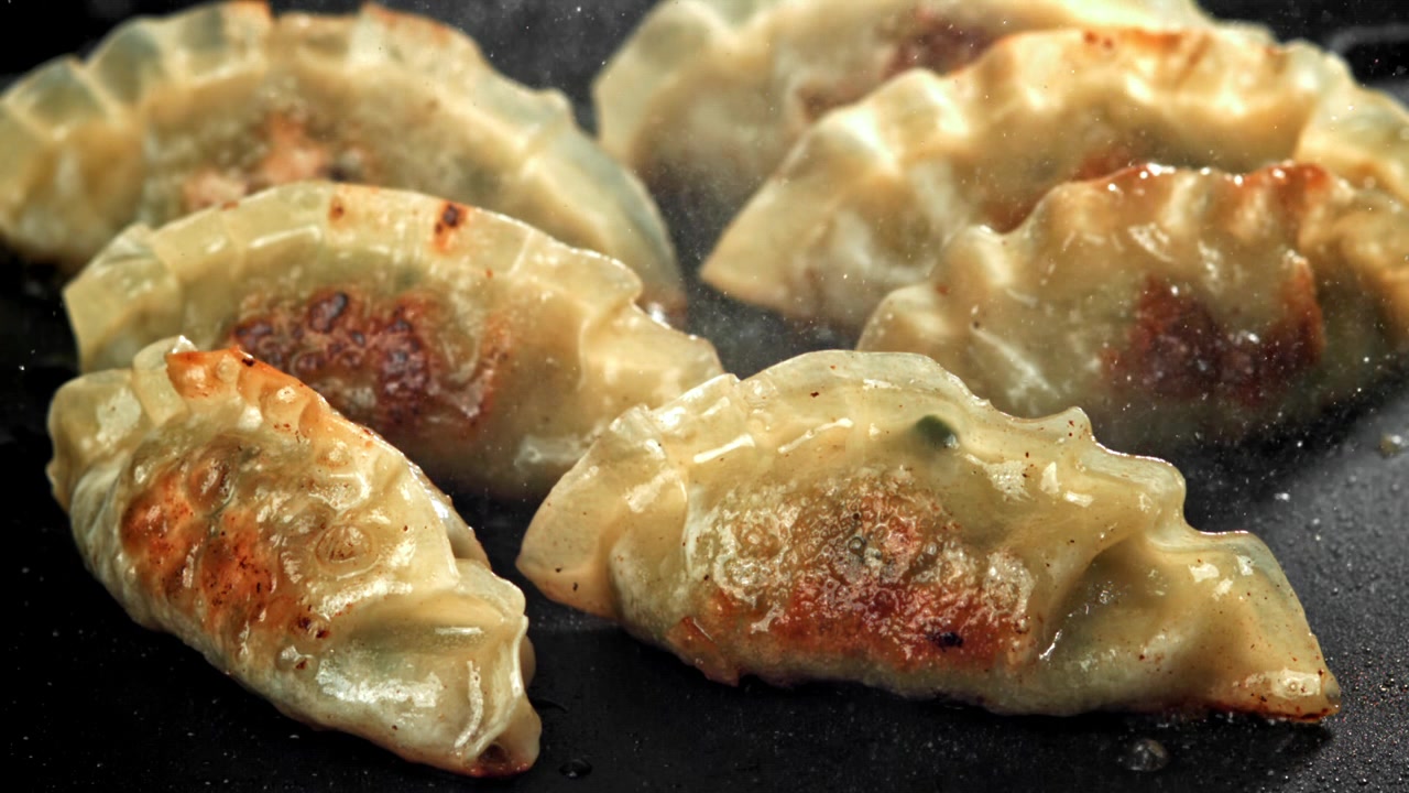 Potsticker Cokelat Keemasan Mendesis di Wajan Panas