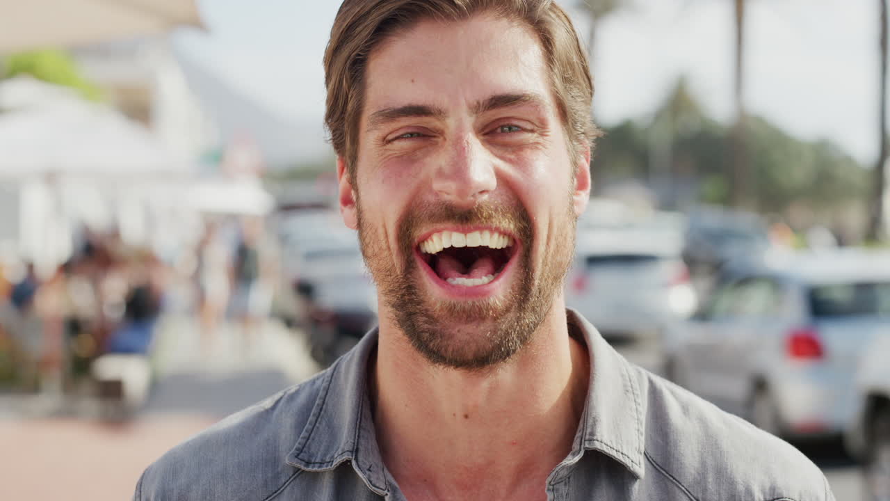 hombre feliz, cara y calle de la ciudad mientras se ríe