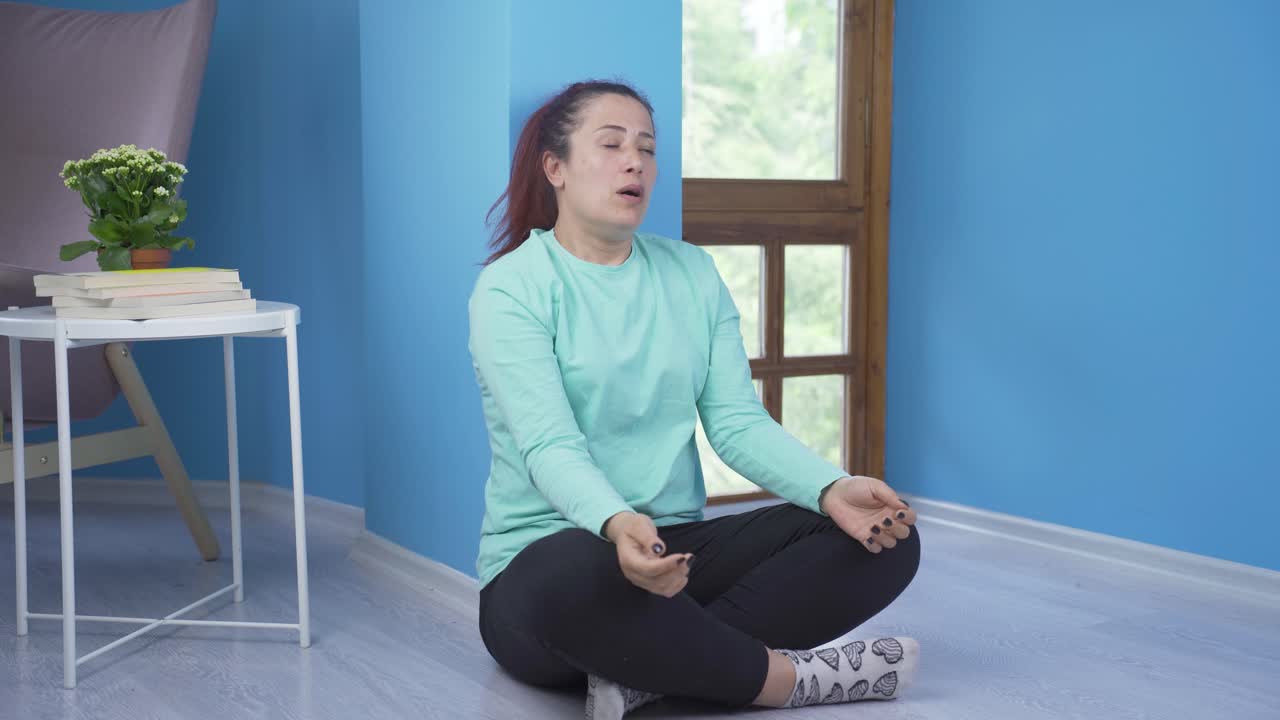 하느님께 기도하는 여자.