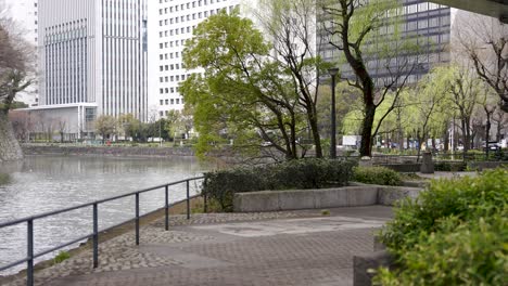 Caminar-Por-Los-Jardines-Imperiales-De-Tokio,-El-Exterior-Del-Foso-Y-Ginza-Urbana