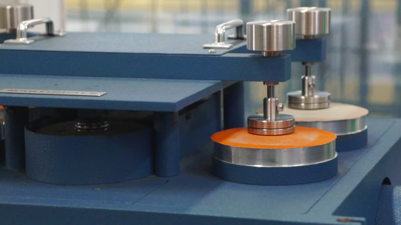 una mujer configurando una máquina de prueba de esfuerzo industrial.