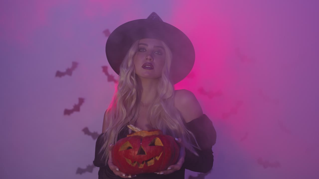 la bruja con el disfraz de halloween de calabaza