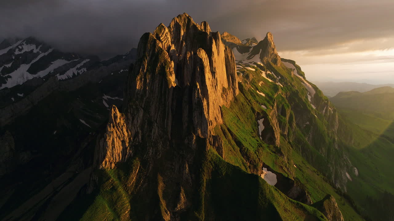 la cresta de la montaña schafler al atardecer durante la temporada de lluvias en suiza - fotografía aérea de un dron