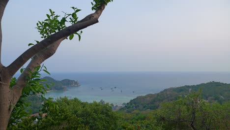 Hermoso-Lapso-De-Tiempo-Panorámico-Sobre-La-Isla-Tropical-Y-El-Océano