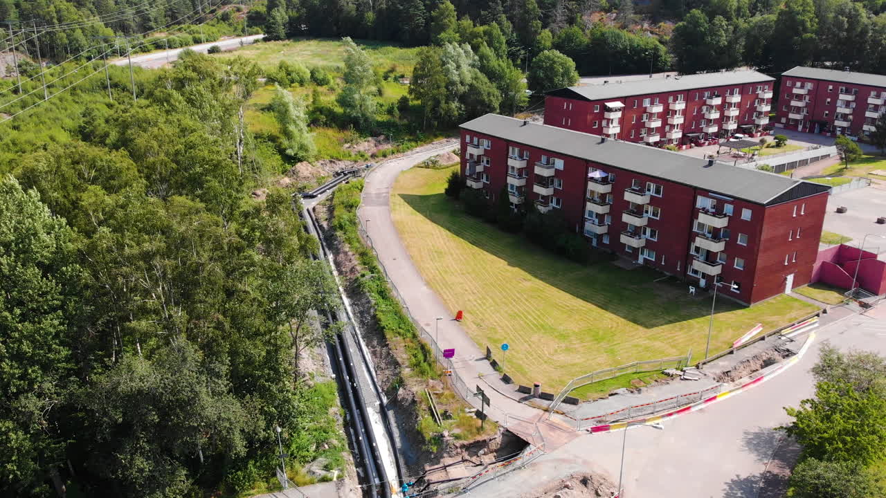 отопительные трубопроводы в траншеи в жилом районе в швеции