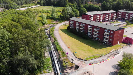 Tuberías-De-Calefacción-En-Una-Zanja-En-Una-Zona-Residencial-En-Suecia