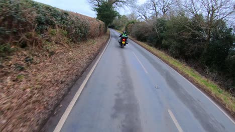 Siguiendo-Una-Moto-Por-Caminos-Rurales