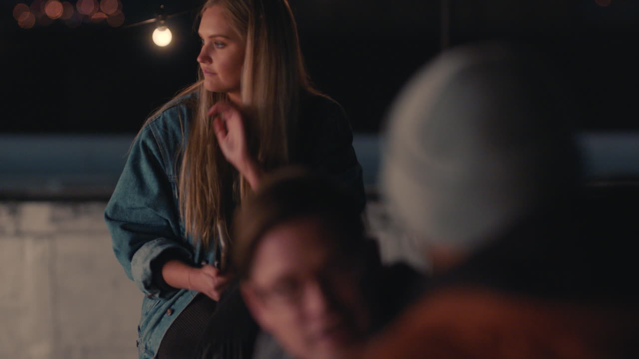 mujer antisocial que usa un teléfono inteligente en una fiesta que parece aburrida navegando por las redes sociales escribiendo mensajes