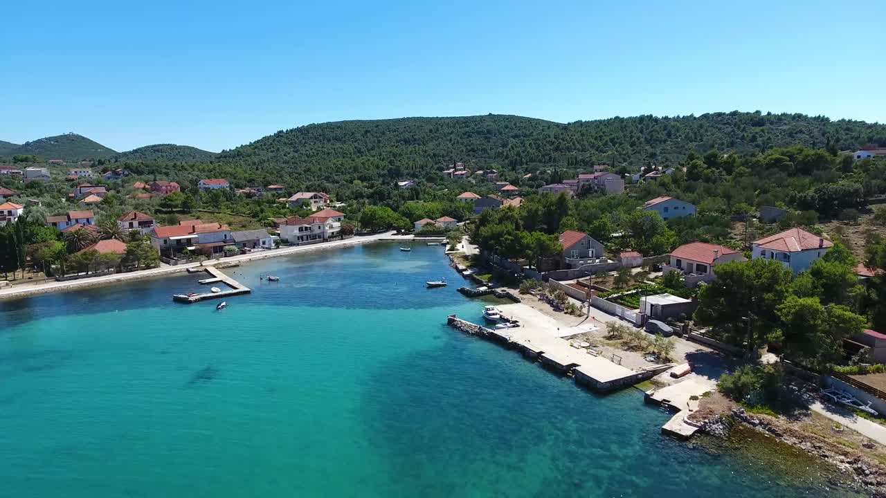 LETECKÝ ZÁBĚR - Let s DJI Phantom 4 o letní dovolené přímo u rekreačního domu nad hlubokým modrým Jaderským mořem a částí vesnice Zdrelac na ostrově Pašman v Chorvatsku.