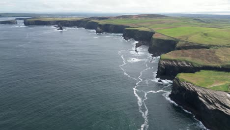 Amplia-Toma-Aérea-Del-Paisaje-De-Los-Campos-Agrícolas-Costeros-De-Los-Acantilados-De-Kilkee-En-El-Condado-De-Clare,-Irlanda.