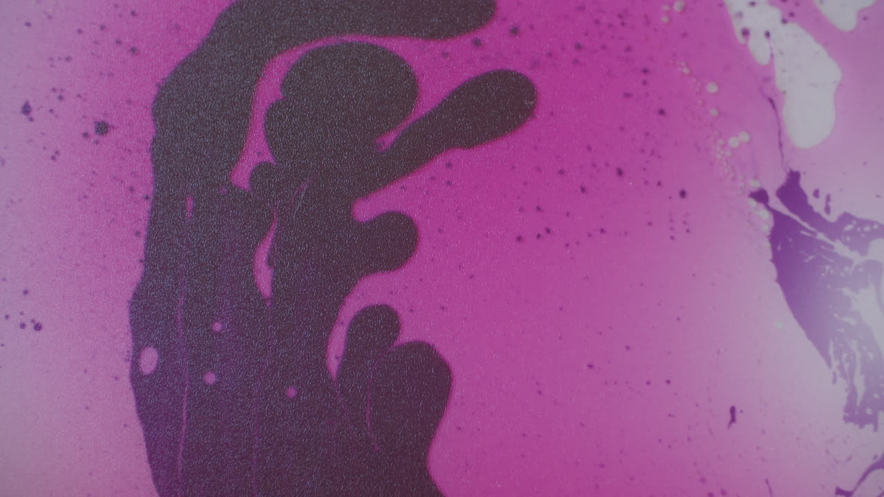 disparo superior de un mate sensorial lleno de tinta, agua y aceite