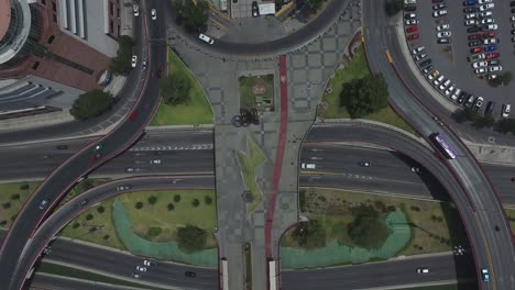 toma arial cenital del puente san miguel arcangel en la macroplaza de monterrey, mexico