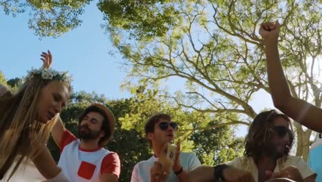 amigos hipsters divirtiéndose en el festival de música