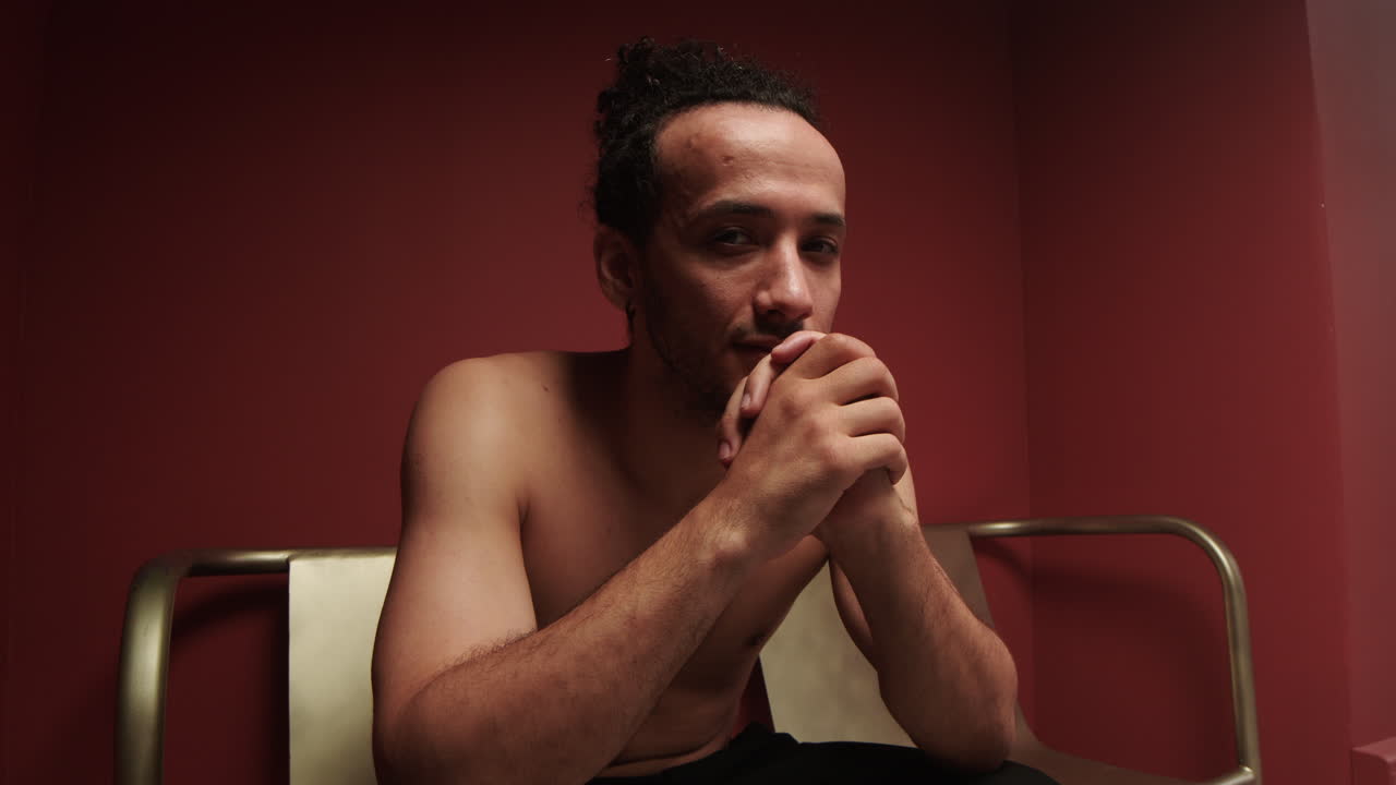 joven pensativo sentado en una silla