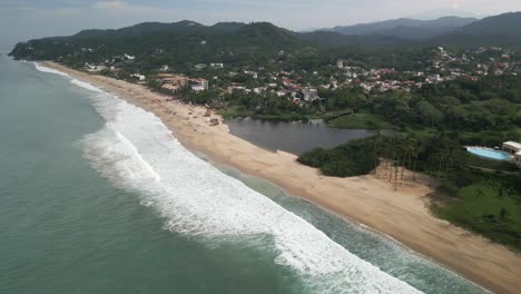 Paisaje-Aéreo-Panorámico-De-San-Pancho,-Playa-Mexicana,-Recursos-Naturales-Ciudad-Mar-Y-Olas-Del-Océano-Pacífico