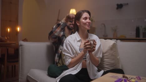 pareja relajándose en casa con máscaras para los ojos y té