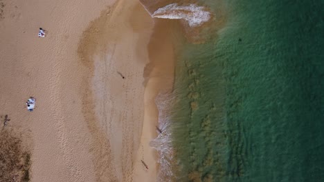 Hawaiis-Klares-Blaues-Wasser,-Das-Auf-Maui-In-Den-Strand-Stürzt