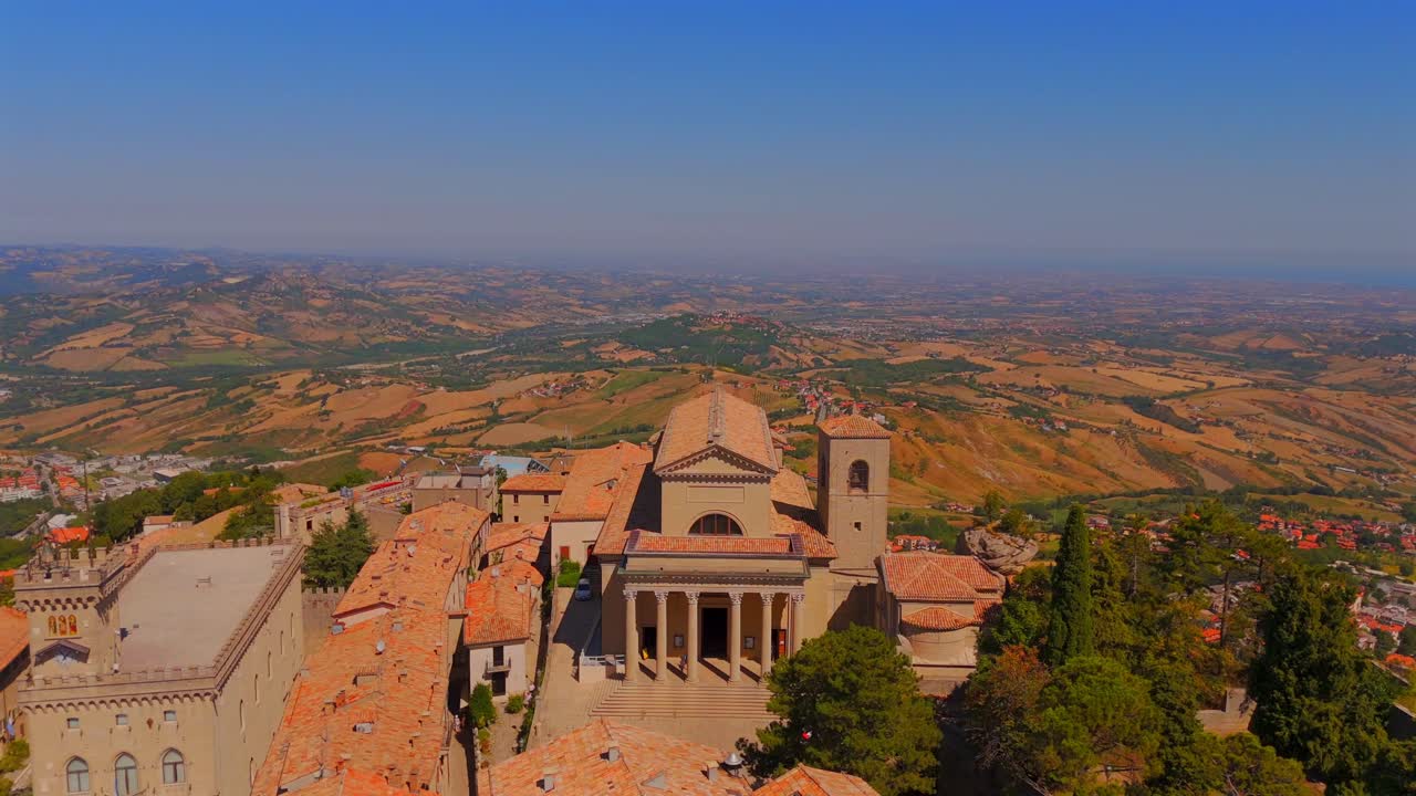 Drone captures the stunning beauty of San Marino, the world’s oldest republic, perched atop rolling hills.