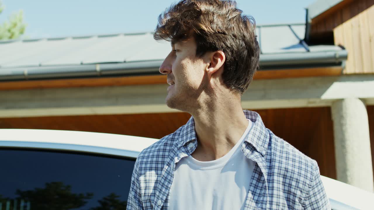 집 밖 에서 전화 를 사용하는 남자