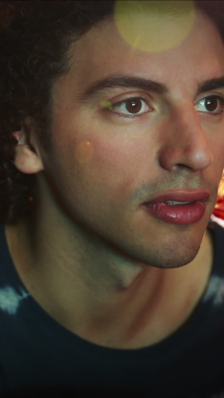 Un joven viendo una película.