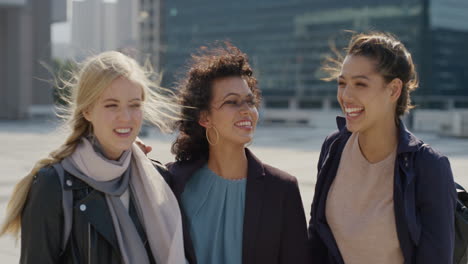 Retrato-Hermoso-Y-Feliz-Grupo-De-Amigas-Riéndose-Disfrutando-Juntas-De-Un-Día-Soleado-En-Una-Ciudad-Ventosa,-Mujeres-Animadas-Disfrutan-De-Un-Exitoso-Estilo-De-Vida-Urbano-Amistad-En-Cámara-Lenta