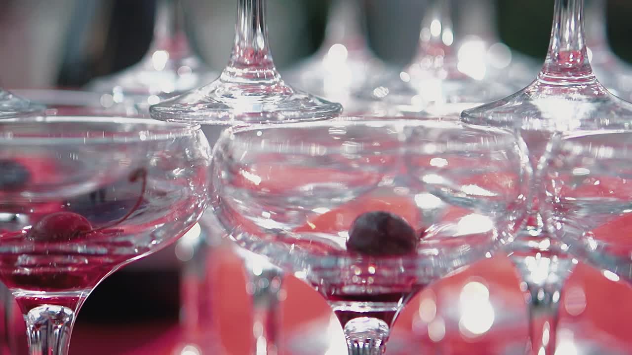 각 유리 안에는 체리 한 개가 있습니다.