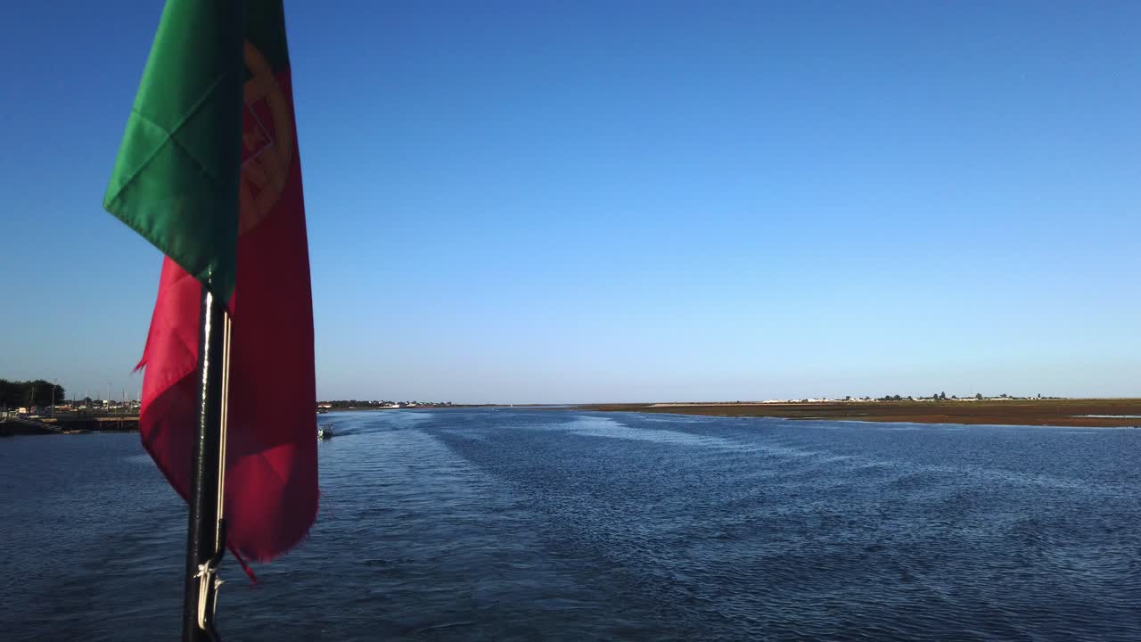 bandera portuguesa cuelga en primer plano en el ferry que navega por ría formosa cerca de olhao, portugal, primer plano