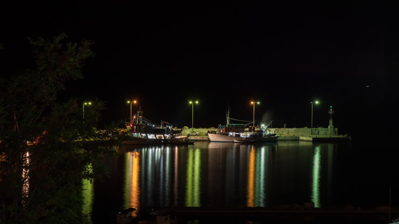timelapse del muelle con barcos por la noche en grecia