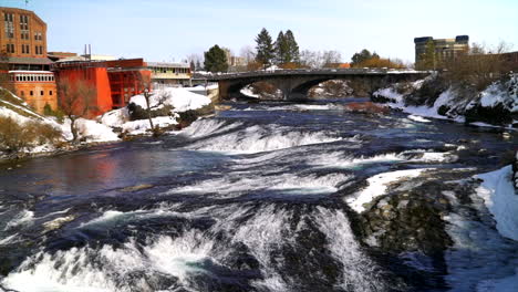 Río-Salvaje-Azulejo-Soleado-Mediados-De-Invierno-Río-Centro-De-La-Ciudad-De-Spokane-Riverfront-Pan-Feb-2019