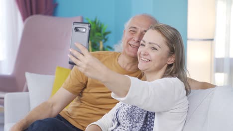 una pareja casada tomando una selfie.