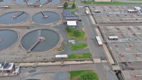 vista aérea de arriba en una planta de tratamiento de aguas residuales, filtración de aguas residuals sucias