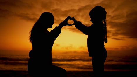 Silhouette,-mother-and-child-with-heart-hands