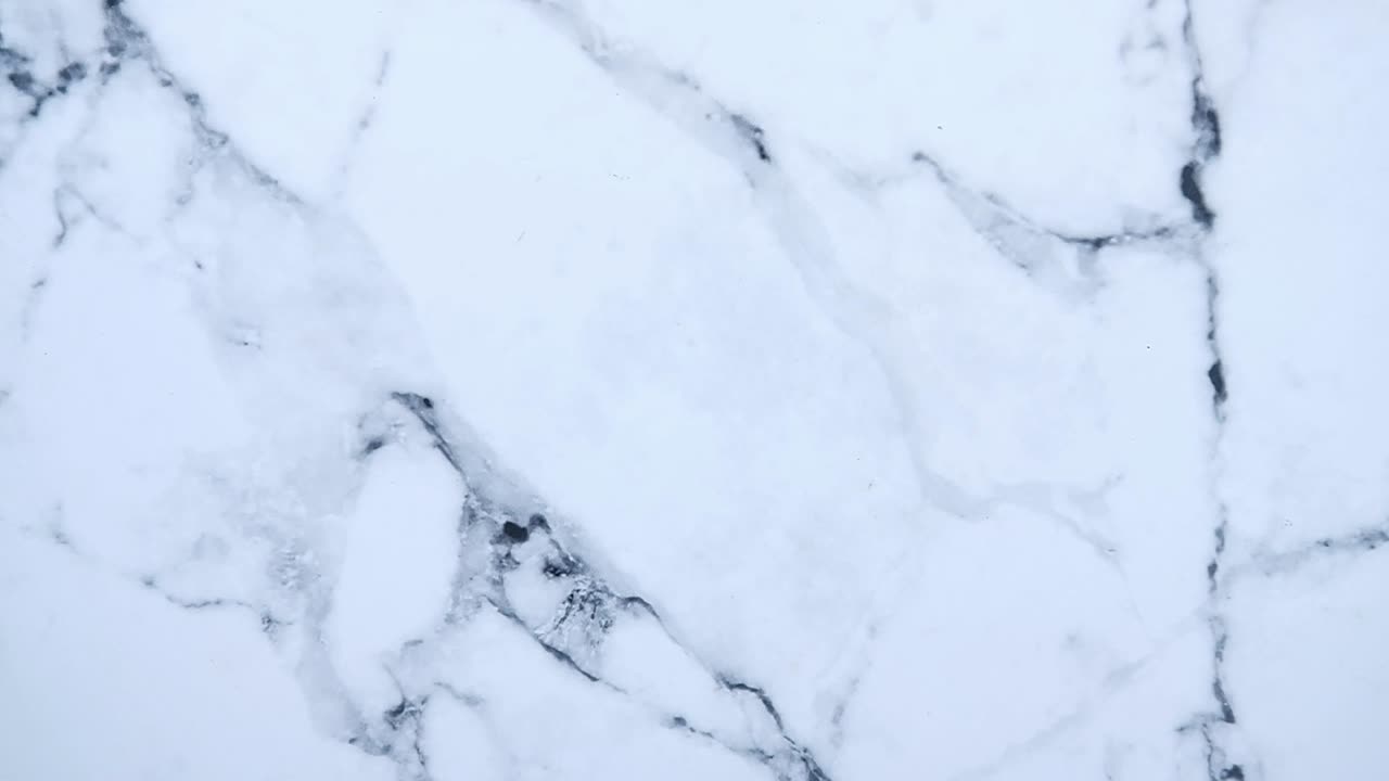 máscaras faciales de azul azulado en superficie de mármol