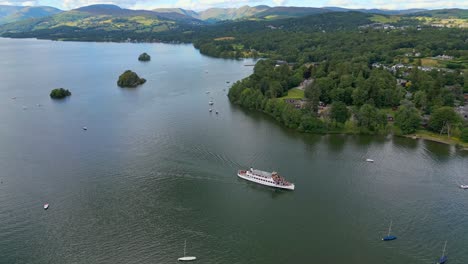 filmische luftdrohnenansicht von bowness-on-windermere