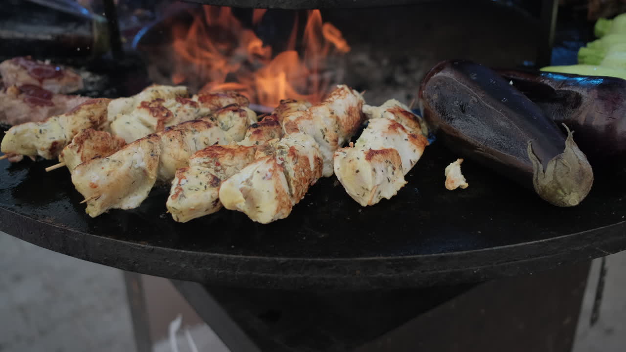 바베큐 에 있는 고기 개 와 채소