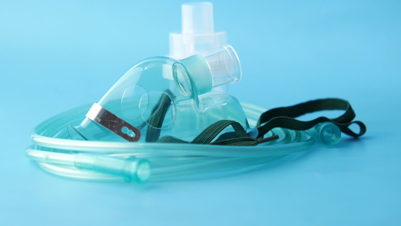máscara respiratoria médica y tubos