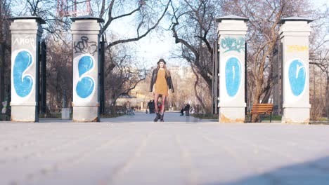 frau in einem park mit graffiti