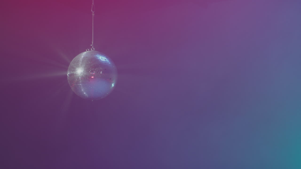 bola de discoteca en un fondo de gradiente