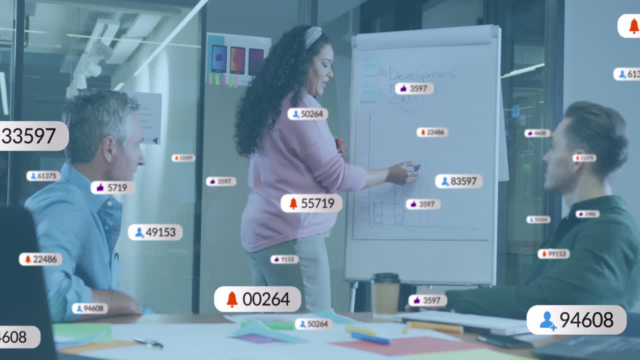 소셜 미디어 아이콘의 애니메이션과 사무실에서 다양한 비즈니스 사람들에 대한 데이터 처리