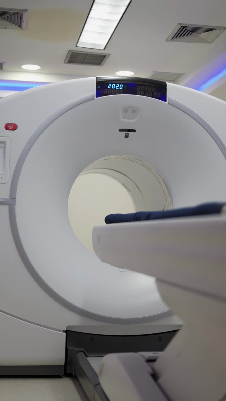 Vista laterale di un dispositivo medico PET-CT situato in una clinica.