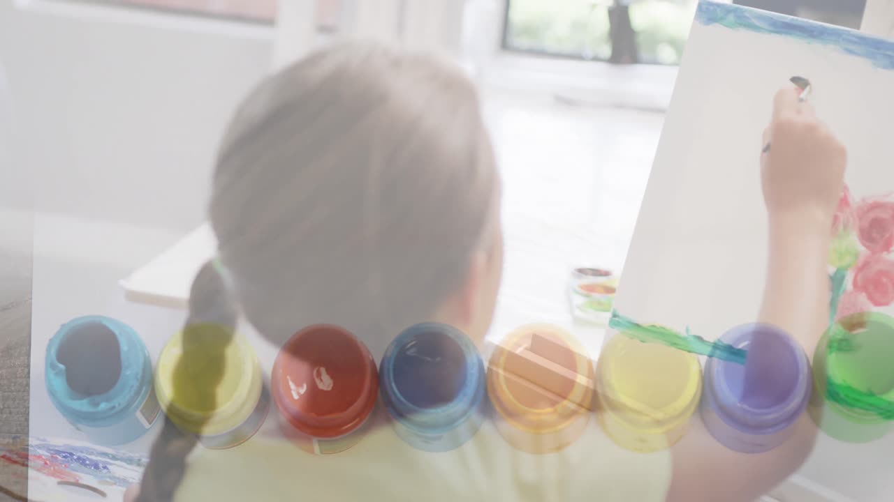 animación de ollas de pintura sobre colegiala caucásica pintando en la clase de arte