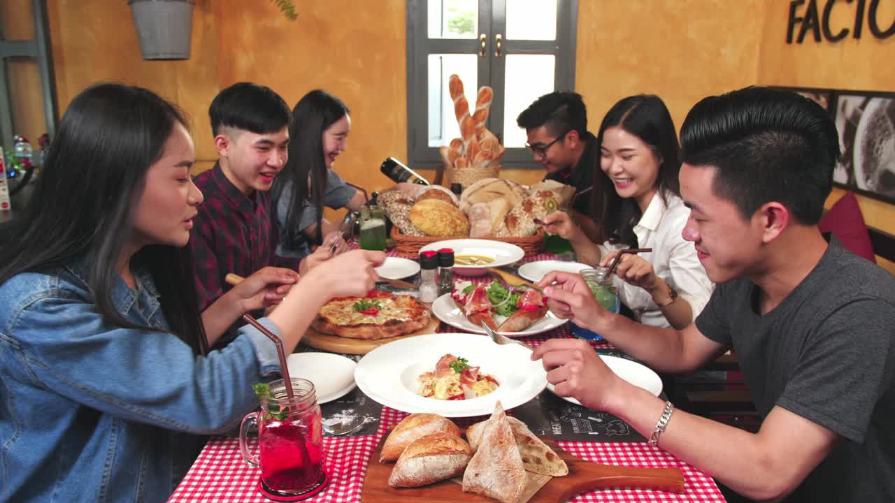 친구 들 이 식당 에서 식사를 즐기고 있다