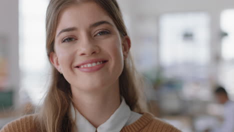 retrato hermosa mujer de negocios sonriendo emprendedor feliz disfrutando de una exitosa empresa de nueva creación orgulloso gerente en el espacio de trabajo de la oficina