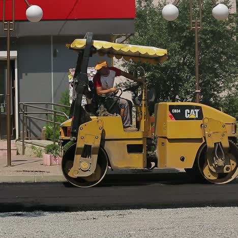 poniendo asfalto en la calle