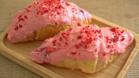 croissant con salsa de chocolate y fresas