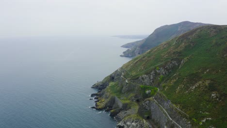 Luftaufnahme-Der-Klippen-Von-Bray-Head-Mit-Menschen,-Die-über-Die-Wanderwege-Gehen-3